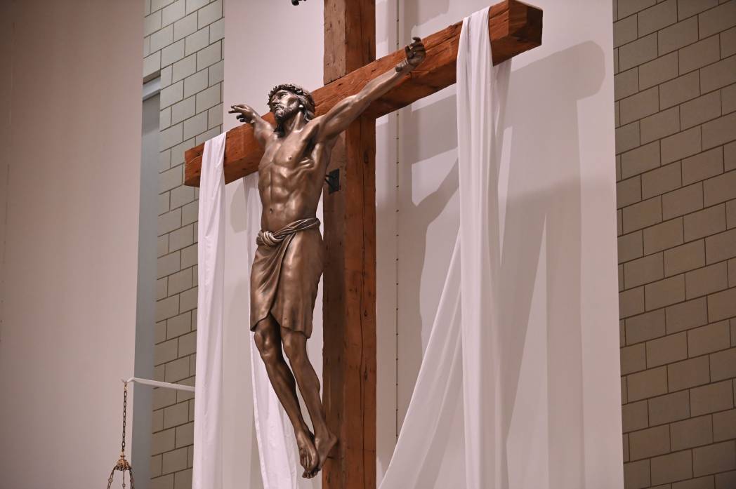 A statue of jesus hanging on the cross.